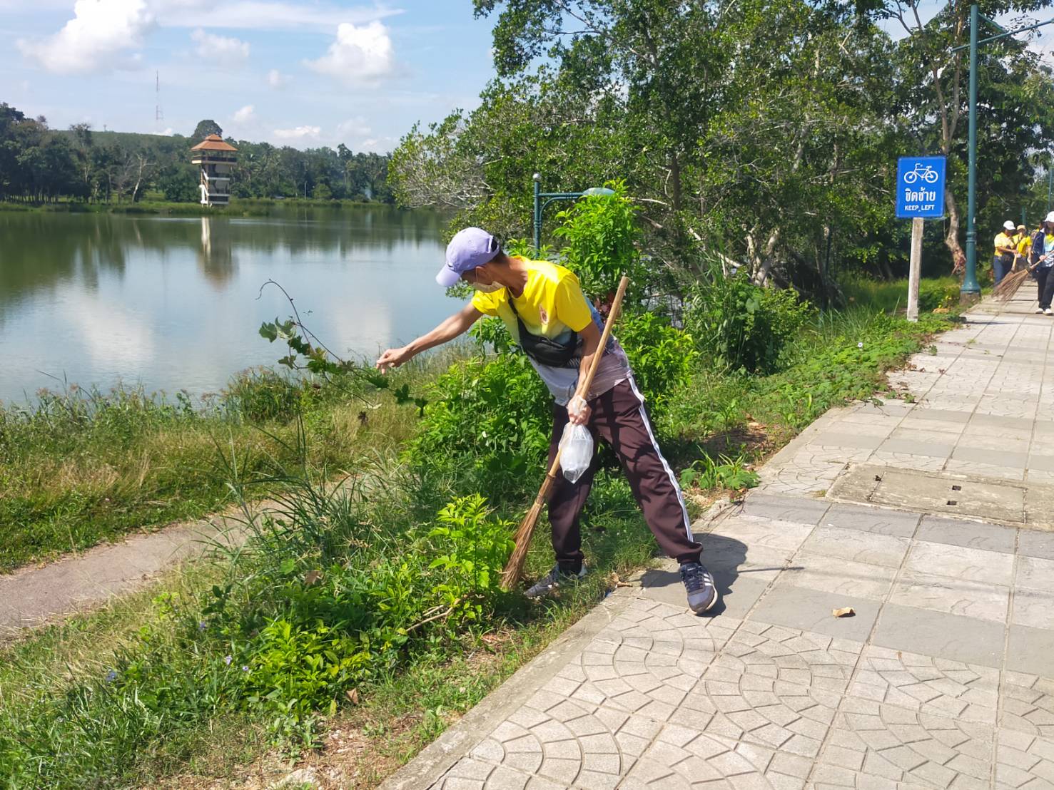 นายปรีชา ตรีทศ นายกองค์การบริหารส่วนตำบลวังไผ่ ร่วมกับคณะผู้บริหาร สมาชิกสภาอบต. พนักงานส่วนตำบล พนักงานจ้าง กำนัน ผู้ใหญ่บ้านและประชาชนในพื้นที่ตำบลวังไผ่ เข้าร่วมกิจกรรมเทิดพระเกียรติ พระบาทสมเด็จพระบรมชนกาธิเบศธ มหาภูมิพลอดุลยเดชมหาราช บรมนาถบพิตร เนื่องในวันนวมินทร์มหาราช ณ โครงการพัฒนาพื้นที่หนองใหญ่ตามพระราชดำริ วันที่ 13 ต.ค. 2566